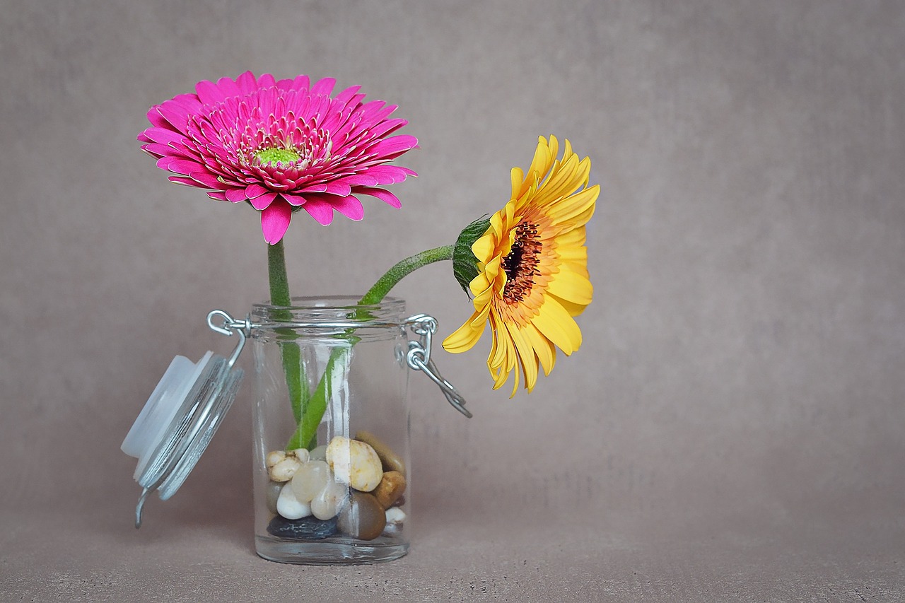 Samodzielne dekoracje do domu. Sprawdź, jak prosto i szybko, zrobisz samodzielnie oryginalny wazon do domu.